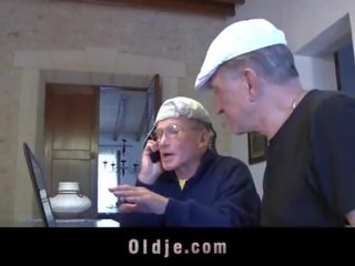 Retired oldmen 他媽的 和 共享 二 青少年