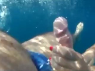 Suwyň aşagynda ulylar uçin clip swiming sperma