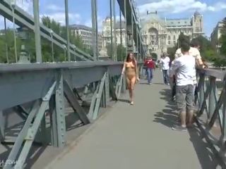Gek naakt tereza shows haar elite lichaam op publiek straten