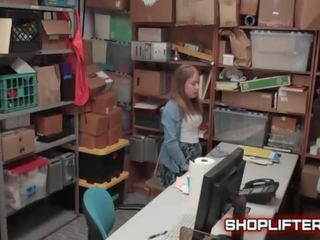 Shoplifting mademoiselle brooke bliss gauna pakliuvom