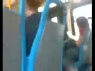 Acest băiat este nebuna pentru smucitură de pe în the autobus