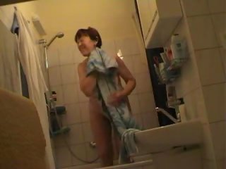 Tchèque mature trentenaire jindriska fully nu en salle de bain