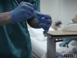Murni tabu perv expert memberikan remaja pasien vagina ujian