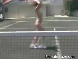 Főiskolás lányok kap meztelen tovább tenisz bíróság alatt habozás