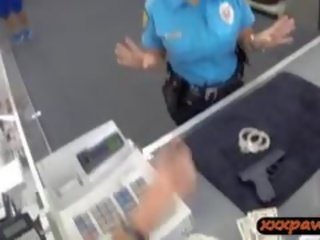 Escolar policía oficial consigue clavado en un pawnshop a ganar efectivo