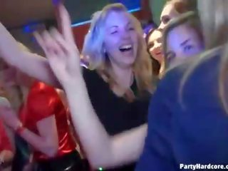 Танцуване парти проститутките готов към получавам извратен