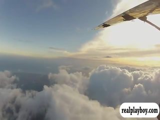 Міцний badass немовлята вода surfing і skydiving в hawaii