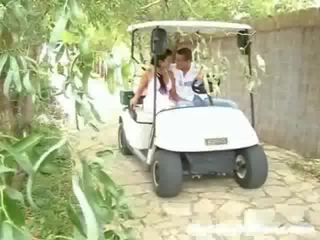 Egy diáklány és neki szerető vannak vezetés körül -ban egy golf kocsi. hirtelen ők megáll és a fellow sets fel hogy érintés a lány fel,