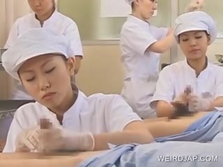 Japońskie pielęgniarka siorbanie sperma na zewnątrz z obrócony na członek