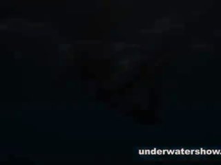 Julia is zwemmen onderwater naakt in de zee