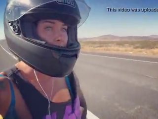 Felicity feline motorcycle stunner sürmek aprilia in lifçik