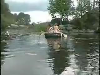 Tre sensational flickor naken flickor i den djungel på båt för medlem jaga