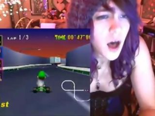 怪胎 年輕 女 cums 打 mario kart