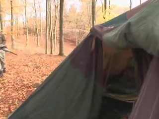 Euro nxënëse merr dyshe fucked në një tent