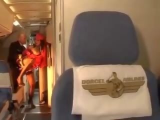 Passioneel stewardess ritten een penis binnenin beide gaten