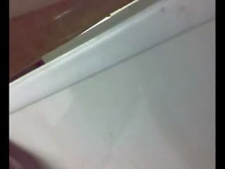Ładniutka blondynka pieprzy w publiczne łazienka pokaz