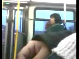 Fyr onanerer på offentlig buss privat video