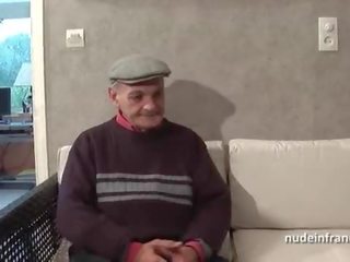 Един мъж две жени две френски брюнетка споделяне един стар мъж хуй на papy воайор