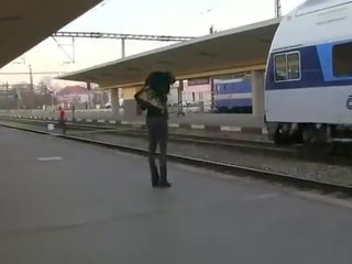 Magnific bruneta suge uriaș manhood pe o tren în odihnă cameră