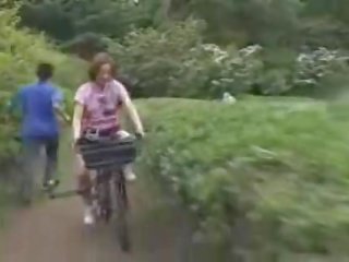 Japānieši lassie masturbated kamēr jāšana a specially modified pieaugušais video bike!
