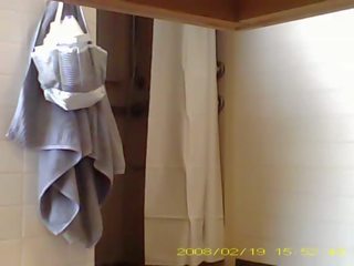 间谍 迷人 19 年 老 adolescent showering 在 宿舍 浴室