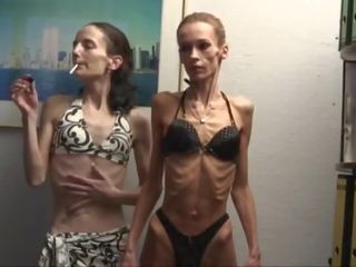 Anorexic meninas pose em swimsuits e esticam para o câmera