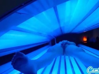 في سن المراهقة اتينا يحصل على اشتعلت فرك لها البظر في حين استخدام ل tanning قاع