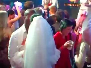 Glorious oversexed brides смуча голям петли в публичен