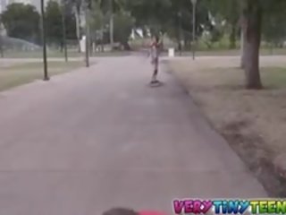 Skateboarding বালিকা মনিকা ওঠা অবচিত উপর এবং হার্ডকোর