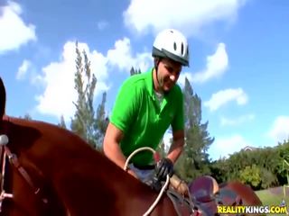 Pieptoasa latina equestrienne cynthia bubuitură futand