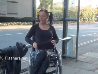 Paraprincess launch въздух ексхибиционизъм и мигане wheelchair constrained примадона demonstrating край необикновен цици и подрязан вулва в публичен