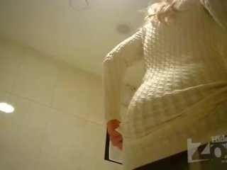 Guapa rubia en lavabo afeitada coño y ano primeros planos.