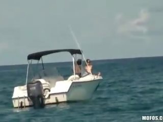 Два дівчинки на a яхта шпигували на і вдарив