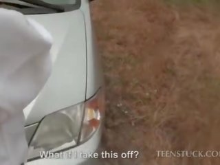 आकर्षक ब्राइड फक्किंग एक अजनबी में उसके कार