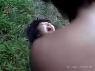 Fragile asyano damsel pagkuha brutally fucked panlabas