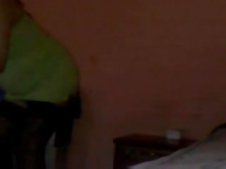 Kathy bailando sexi en su cuarto