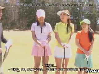 Azijietiškas golfas kvietimas mergaitė gauna pakliuvom apie as ninth skylė