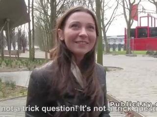 Belgisch heiße schnitte saugt schwanz im öffentlich