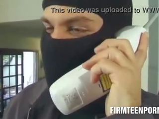 Ýaşlar having telefon sikiş clip with robber