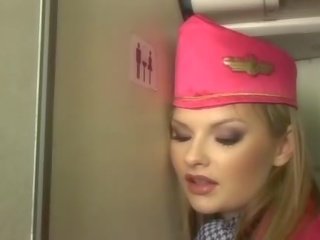 I mirë bjonde stjuardesë duke thithur penis onboard