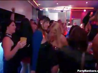 Ballīte meitenes clubbing un jāšanās