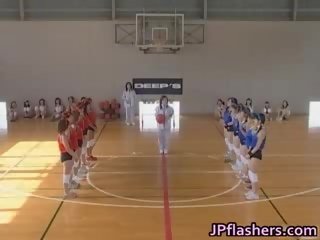Azjatyckie koszykówka players są przez