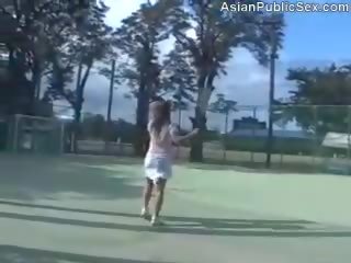 Asiatico tennis corte pubblico porno