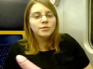 Тийн мастурбира в на влак