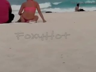 Mostrando el culo en tanga por la playa y calentando a hombres&comma; solo dos se animaron a tocarme&comma; video completo en xvideos pula