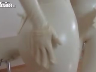 Dua unggul amatir wanita mendapatkan perilaku seks menyimpang di putih bahan karet