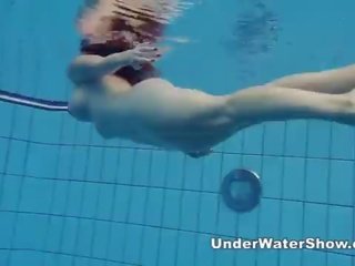 Redheaded funkcija plavanje goli v na bazen