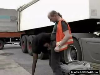 Zwart teef rijden op grown-up truck driver buiten