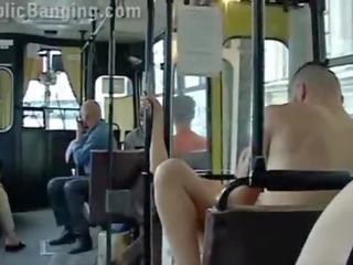 Extrem public murdar clamă în o oraș autobus cu toate the passenger uitandu-se the cuplu la dracu