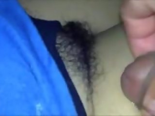 On uwielbia cumming na jej długo pubic włosy